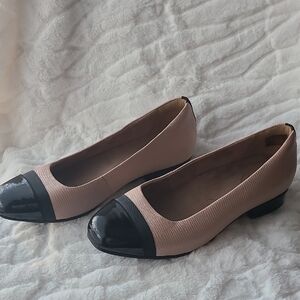 Clarks Black and Pink Women's Two Tone Cap Toe Ballet Flats Loafers 8 Wide